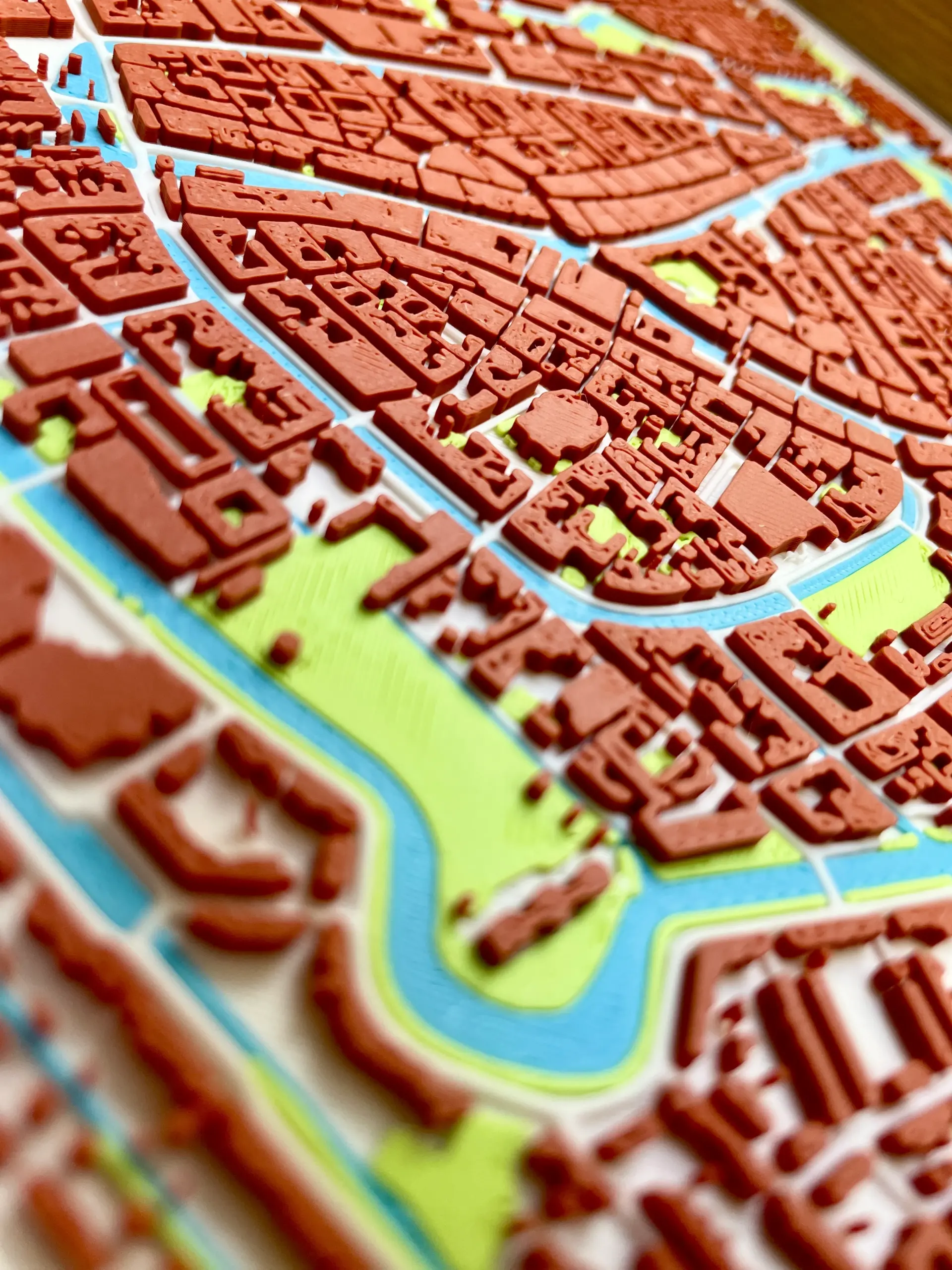 3D-Stad Leiden: schaalmodel van de oude binnenstad in close-up, schuin perspectief en in detail.