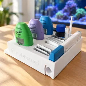 Witte Hanna Checker organizer met drie Hanna Checkers en testbenodigdheden naast een aquarium